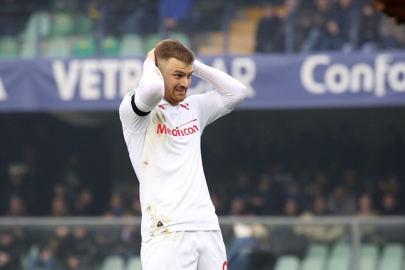 Il Verona festeggia la vittoria di misura sulla Fiorentina grazie alla rete vincente di Bernede