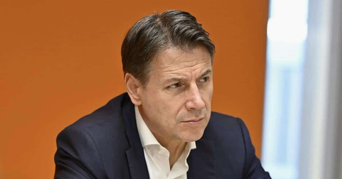 Dall’altra troviamo Giuseppe Conte, che si gode nei sondaggi la risalita del suo Movimento 5 Stelle