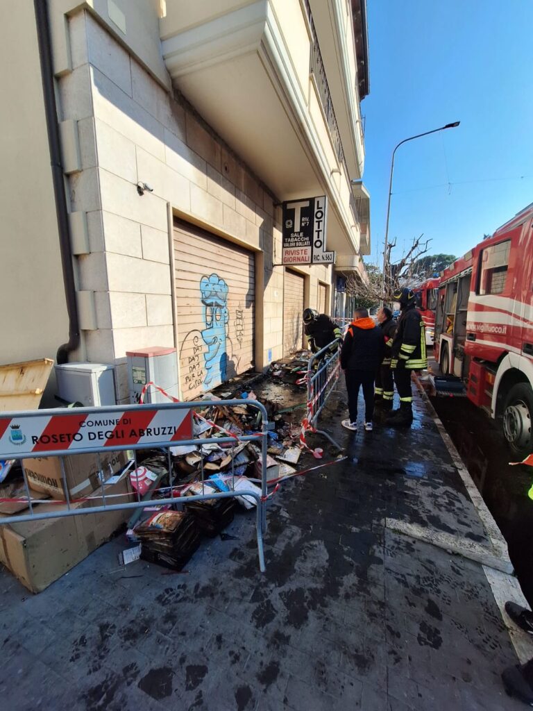 A fuoco una tabaccheria di Roseto: ingenti i danni