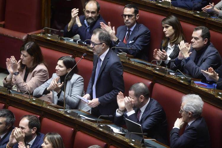 "Presidente Meloni, ma lei è ricattata dalla ministra Santanchè?".