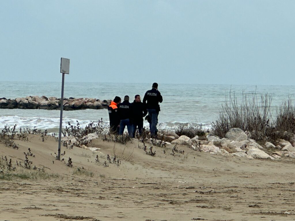 Pescara: cadavere sulla spiaggia, indagini in corso