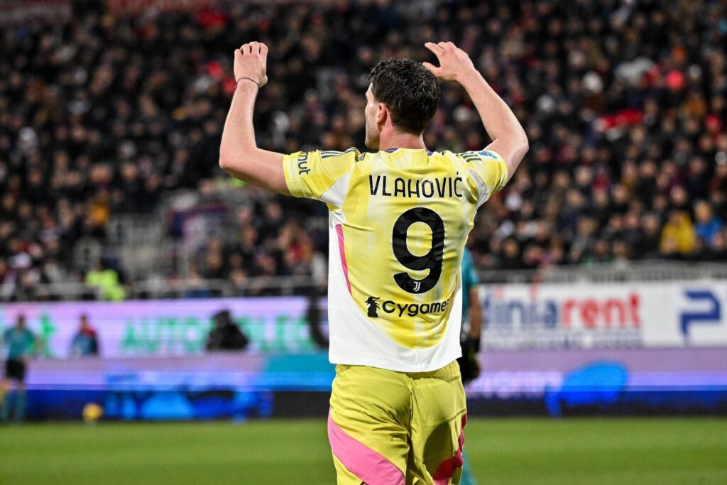 Cagliari-Juve 0-1, gol di Vlahovic e bianconeri al quarto posto