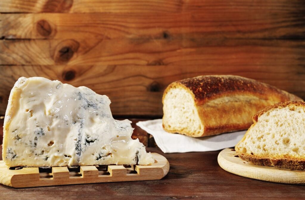 Gorgonzola: per quanto si conserva in frigorifero? I consigli per preservarne aroma e gusto