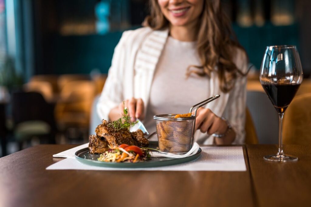 Solo dining: mangiare fuori da soli è sempre meno un tabù anche in Italia