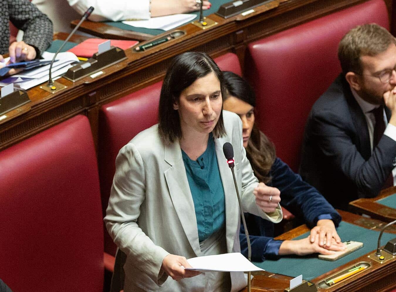 mezzo Pd gira le spalle alla segretaria Schlein sul piano di riarmo Ue