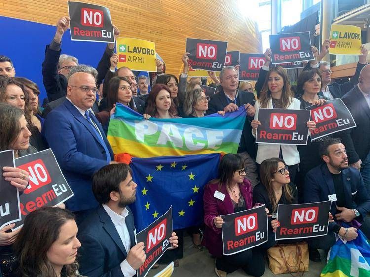 Il Movimento Cinque Stelle protesta oggi, martedì 11 marzo, al Parlamento europeo di Strasburgo contro il piano di riarmo