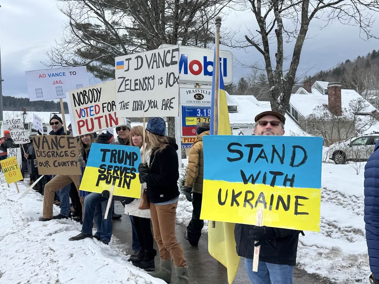 Il vicepresidente Usa accolto da manifestanti pro-Ucraina al suo arrivo in montagna in Vermont